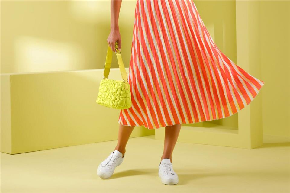 Gute-Laune-Kombi fürs Frühjahr: Gelb und Orange sind stark angesagt. Hier ein Beispiel von heine (Plissée-Rock ca. 60 Euro, Shirt ca. 30 Euro).heine/dpa-tmn