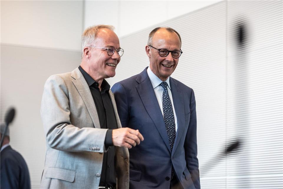 Gute Laune bei SPD-Fraktionschef Miersch und Kanzler Merz, zumindest für diesen Tag.Michael Kappeler/dpa