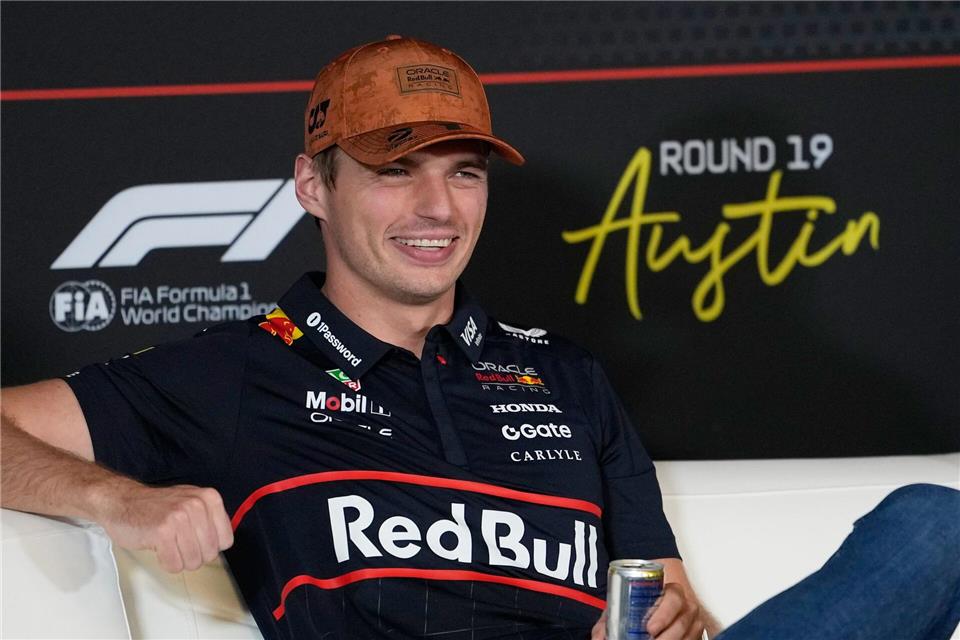 Gute Laune beim viermaligen Weltmeister Max Verstappen. John Locher/AP/dpa