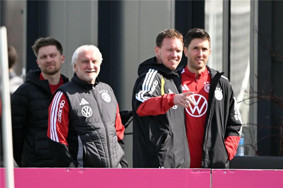 Gute Laune im sonnigen Franken: Sportdirektor Rudi Völler (v.l.), Bundestrainer Julian Nagelsmann und Assistenzcoach Benjamin Glück beim Training.Federico Gambarini/dpa