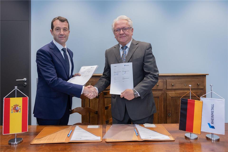 Gute Laune nach der Unterschrift: Indra-Chef Ángel Escribano und Rheinmetall-Chef Armin Papperger.Rolf Vennenbernd/dpa