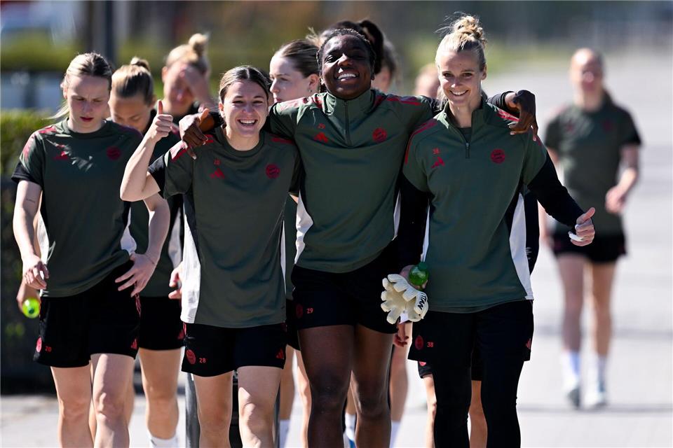 Gute Laune vor dem bislang wichtigsten Spiel des Jahres: die Fußballerinnen des FC Bayern.Sven Hoppe/dpa