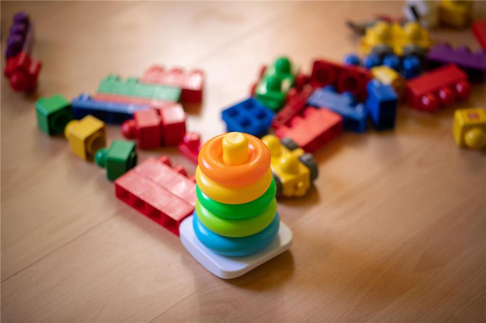 Gute Nachrichten aus Durmersheim: Schon ab Montag haben alle Kinder einer abgebrannten Kindertagesstätte wieder einen Betreuungsplatz. (Symbolbild)Sebastian Gollnow/dpa