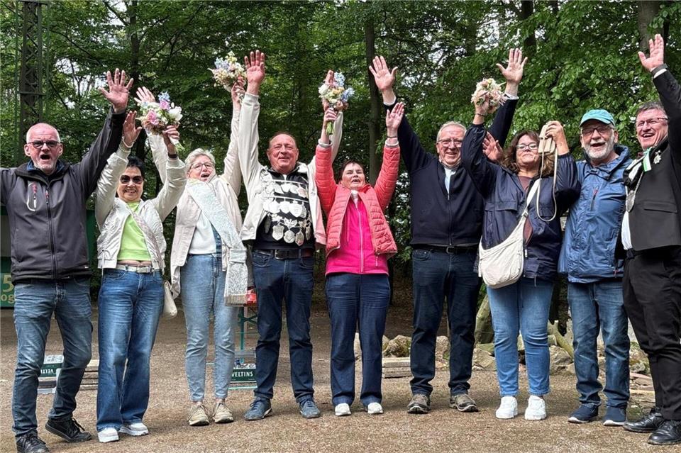 Gute Stimmung beim Thron (von links): Richard Nubbenholt, Marie-Therese Schäfer, Königin Elsbeth Nubbenholt, König Ludger Kipp, Angelika Kleine-Vorholt, Günter Stork, Beate Korte, Josef Korte und Schützenpräsident Dirk Lanvermann.
