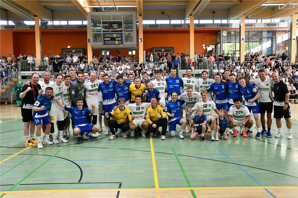 Gute Stimmung in ausverkaufter Halle: Verbandsligist TV Borken (in blauen Trikots) nach der Begrüßung zusammen mit dem Bundesligisten TSV Hannover-Burgdorf.