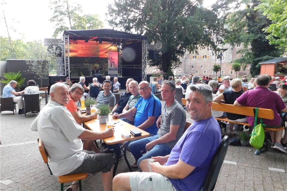 Gute Stimmung vor der Bühne auf der Kultur-Terrasse.
