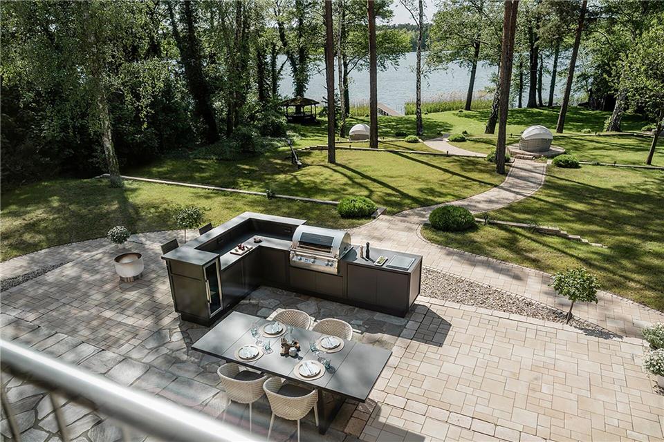 Gute Voraussetzungen für die Outdoor-Küche - ein fester Untergrund und ein schöner Blick.AMK/dpa-tmn