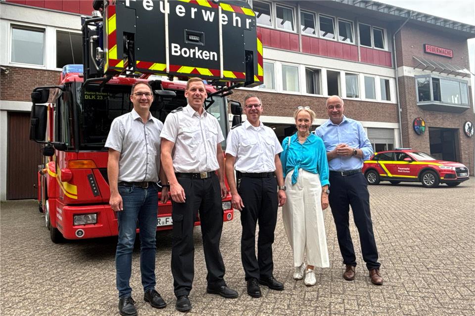Gute Wünsche zum Dienstantritt (von links): Rene Terwolbeck, Fachbereichsleiter Sicherheit und Ordnung, Hendrik Meinhardt, Kai Sobbe, Mechtild Schulze Hessing und Norbert Nießing.