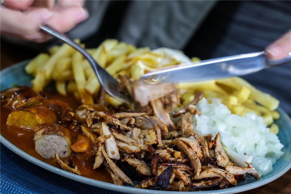 Guten Hunger! Ein Taxi-Teller besteht aus Currywurst, Gyrosfleisch, Pommes frites, Mayonnaise, Zaziki und Zwiebeln.Christoph Reichwein/dpa