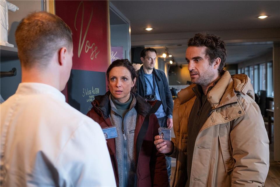 Guten Tag, Mordkommission: Ina Behrendsen (Julia Brendler) und Hinnerk Feldmann (Oliver Wnuk, rechts) müssen eine schlechte Nachricht überbringen. Manju Sawhney/ZDF/dpa