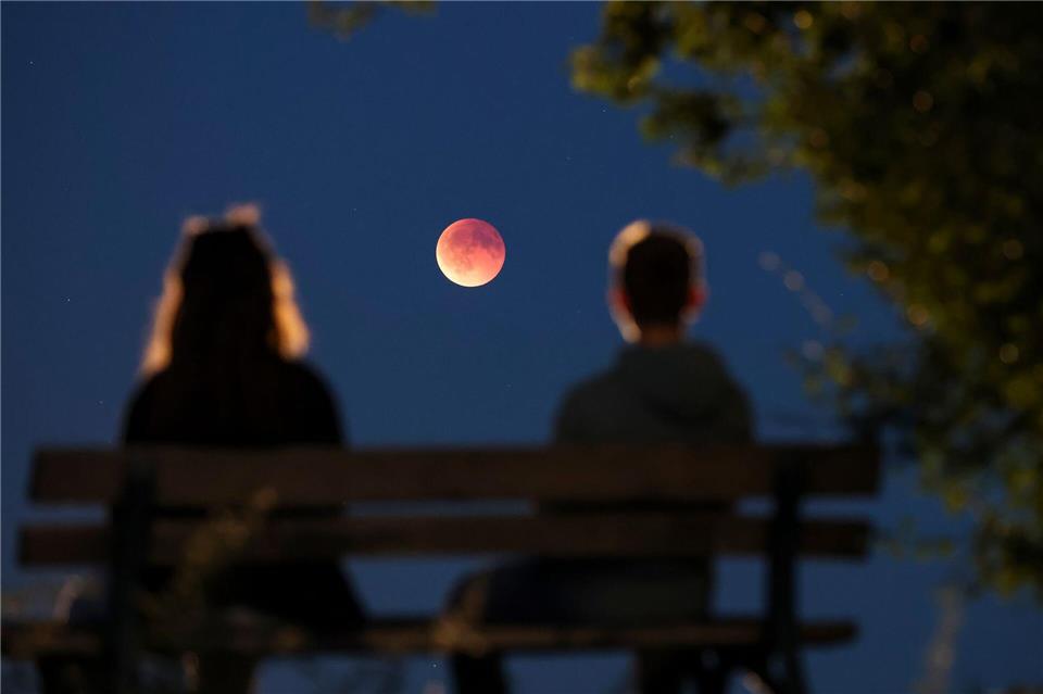 Bilder des Tages Guter Mond, du gehst so stille, durch die Abendwolken hin.Jan Woitas/dpa