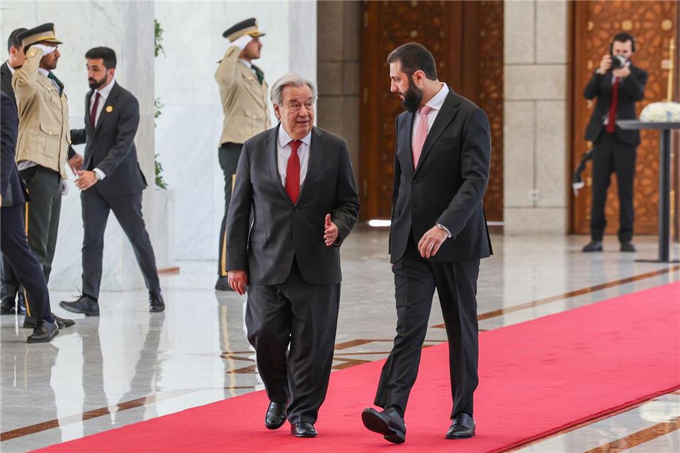 Guterres sagte, es sei eine bewusste Entscheidung gewesen, bis zum Sturz des Assad-Regimes nicht nach Syrien zu reisen. Mohammed Al Rifai/dpa