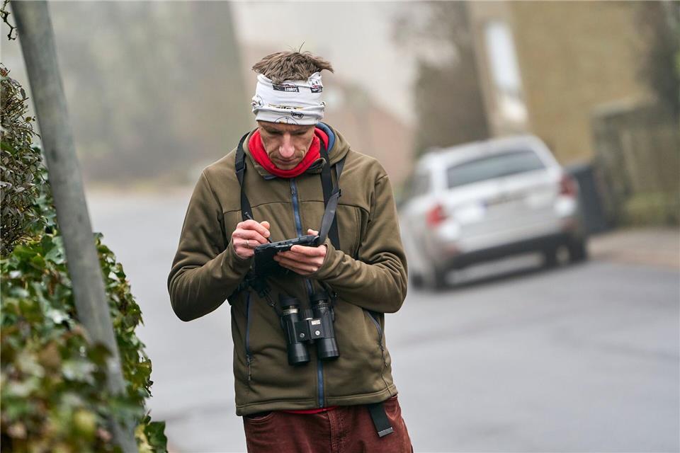 Gutes Hören und Sehen ist für das Vogelmonitoring wichtig. Sascha Ditscher/dpa