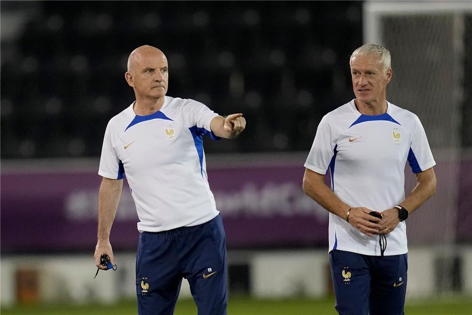 Guy Stéphan (l) steht für Didier Deschamps gegen Norwegen an der Seitenlinie. (Archivbild)Christophe Ena/AP/dpa