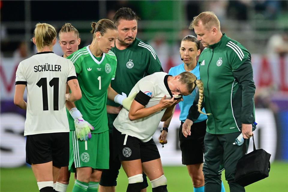 Gwinn wird von ihren Teamkolleginnen getröstet.Sebastian Gollnow/dpa