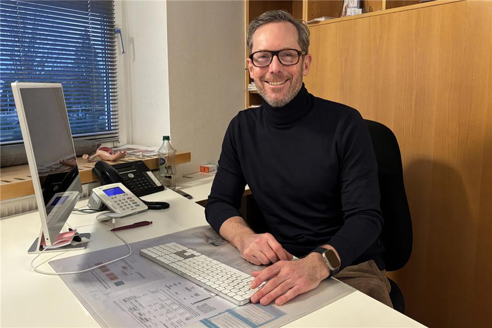 Gynäkologe Jan Christoph van Vlijmen klärt über die Krankheit Endometriose auf.