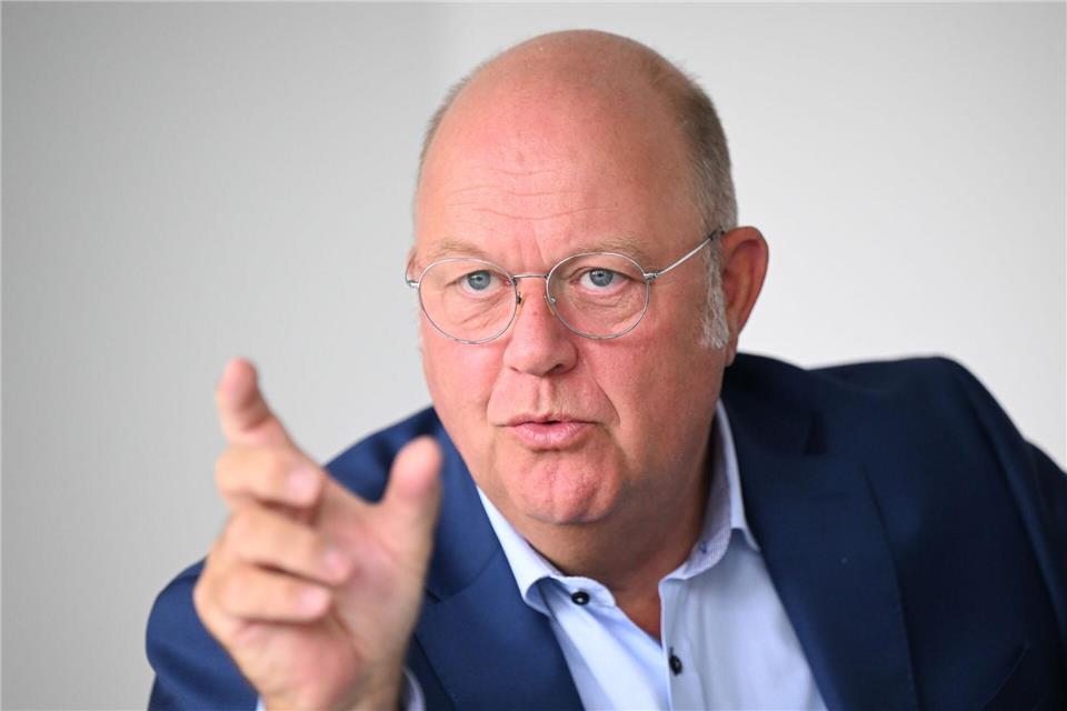 HDE-Präsident von Preen: Für 2025 rechnet der Verband inflationsbedingt lediglich mit einem Umsatz-Plus von 0,5 Prozent. (Archivbild)Bernd Weißbrod/dpa