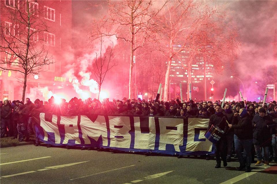 HSV-Anhänger im Anmarsch auf das Millerntor-Stadion.Georg Wendt/dpa