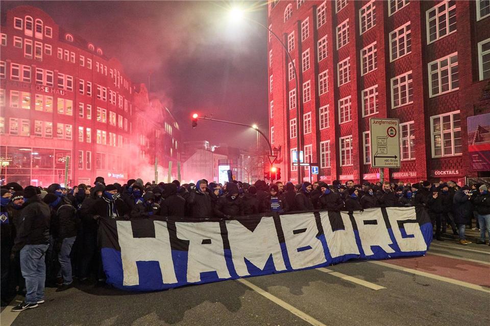 HSV-Anhänger marschierten zum Hamburger Millerntor.Georg Wendt/dpa