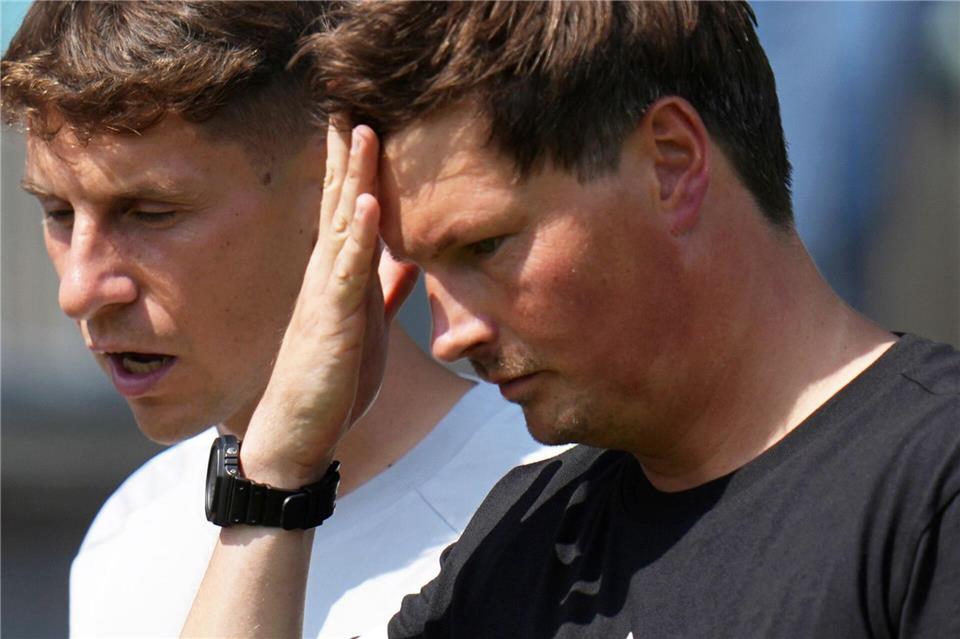 HSV-Coach Merlin Polzin (r.) und sein Co-Trainer Loioc Favé ratlos in Pirmasens Thomas Frey/dpa