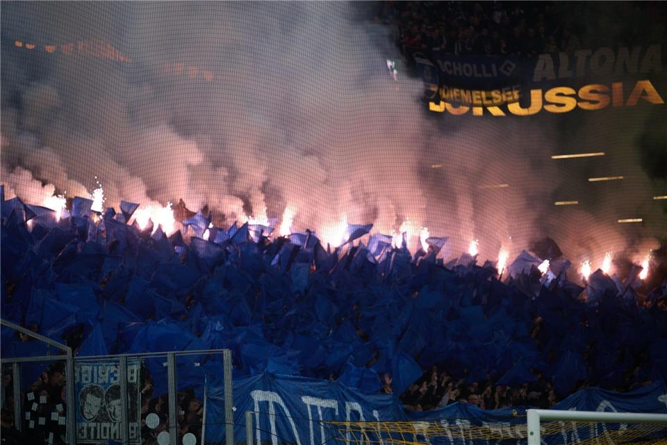 HSV-Fans hatten während des Spiels bei Borussia Dortmund viel Pyrotechnik abgebrannt. (Archivbild)Bernd Thissen/dpa