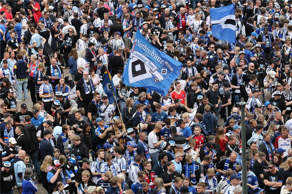 HSV-Fans stehen auf dem Rathausmarkt vor dem Hamburger Rathaus und feiern ihren Club.Christian Charisius/dpa
