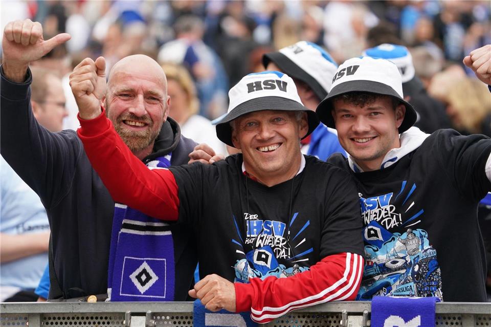 HSV-Fans stehen auf dem Rathausmarkt vor dem Hamburger Rathaus und feiern ihren Club.Marcus Brandt/dpa