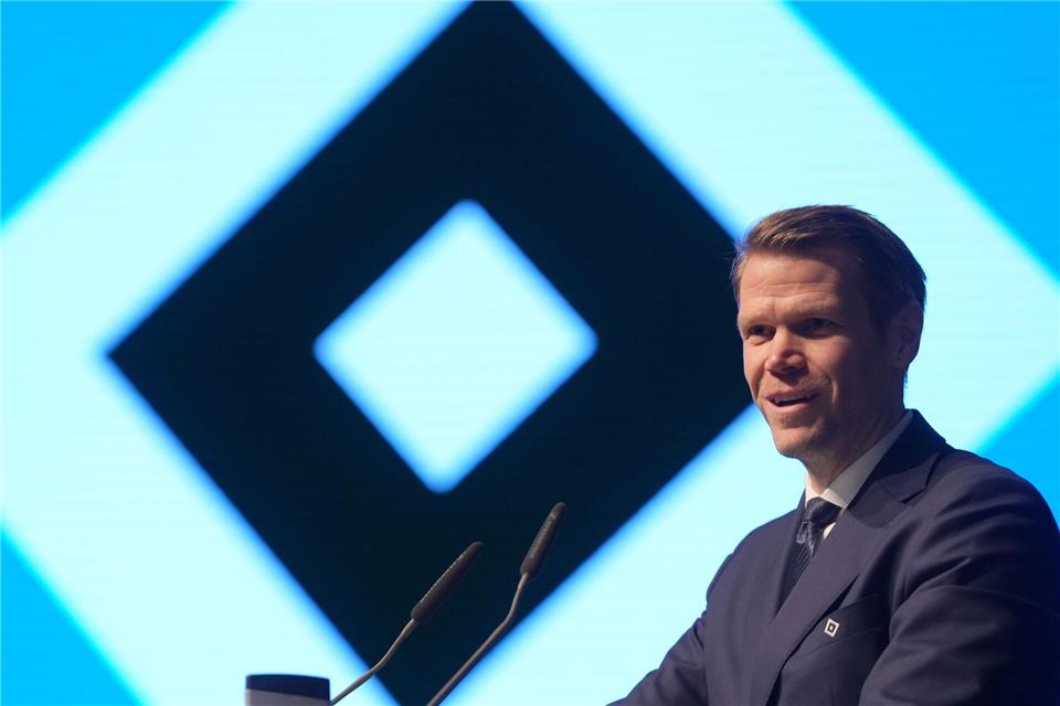 HSV finanziell stabil: Zum dritten Mal mit Millionengewinn HSV-Finanzvorstand Eric Huwer hat wirtschaftlich gute Zahlen zu verkünden.Marcus Brandt/dpa