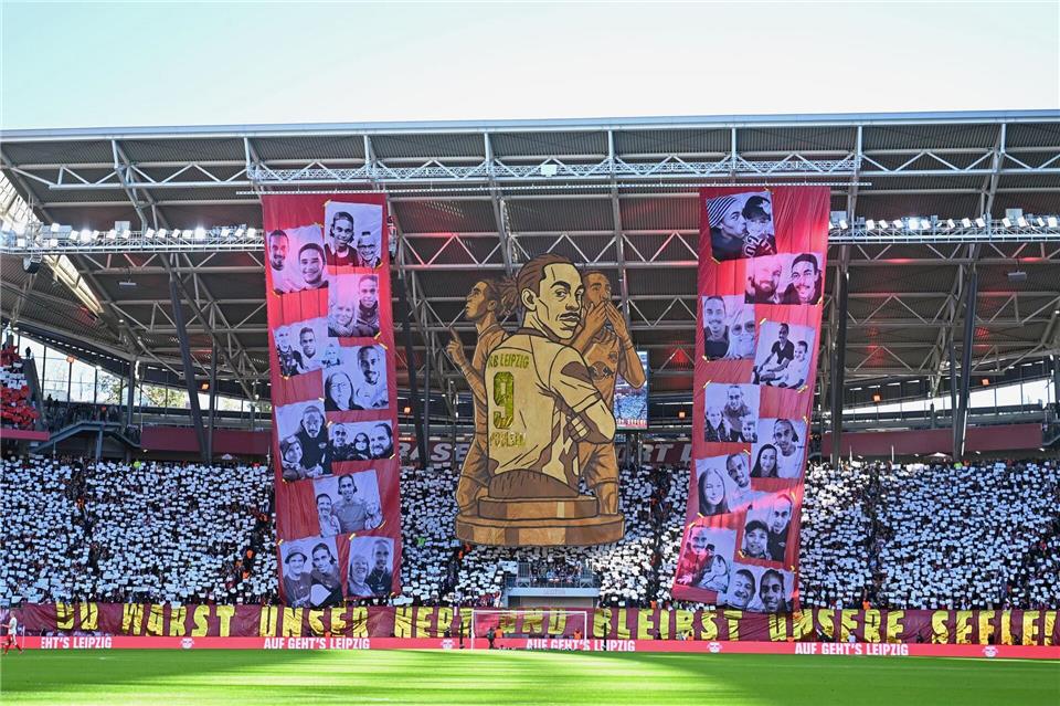 HSV-Kapitän Yussuf Poulsen wird bei RB Leipzig als Rekordspieler verabschiedet. Die Leipziger Fans widmeten dem Dänen eine große Choreografie. Jennifer Brückner/dpa