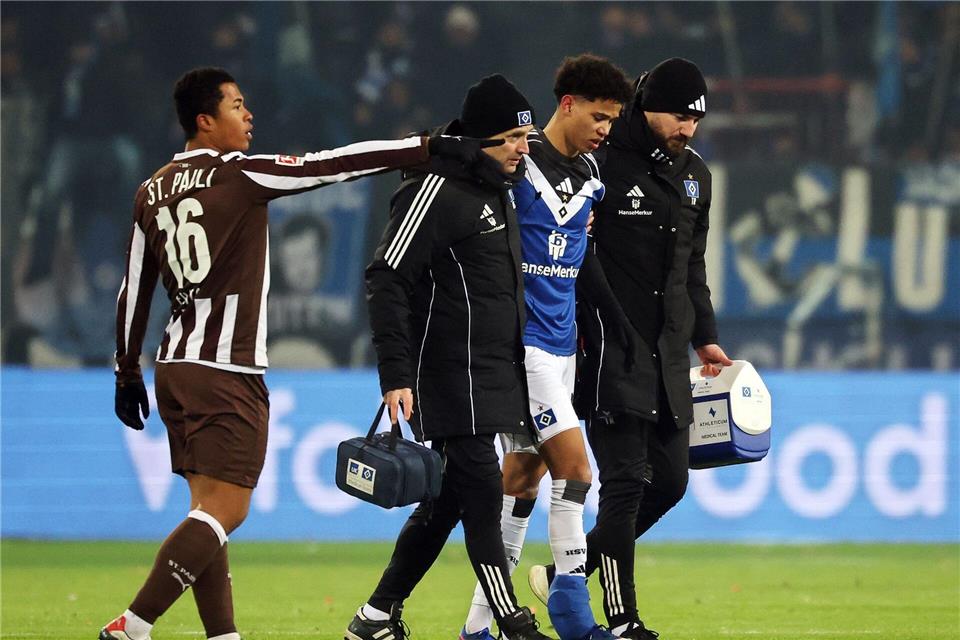 HSV-Profi Alexander Rössing-Lelesiit (2.v.r.) nach seiner Verletzung im Stadtderby. Christian Charisius/dpa