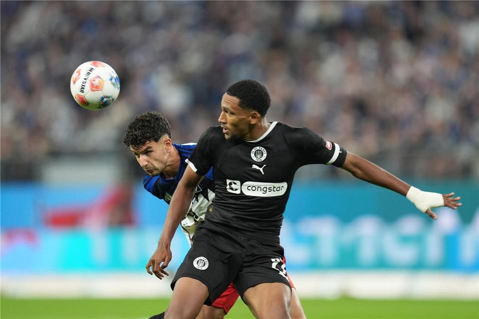 HSV-Profi Daniel Elfadli (l,) und Andreas Hountondji vom FC St. Pauli kämpfen beim Stadtderby um den Ball.Marcus Brandt/dpa