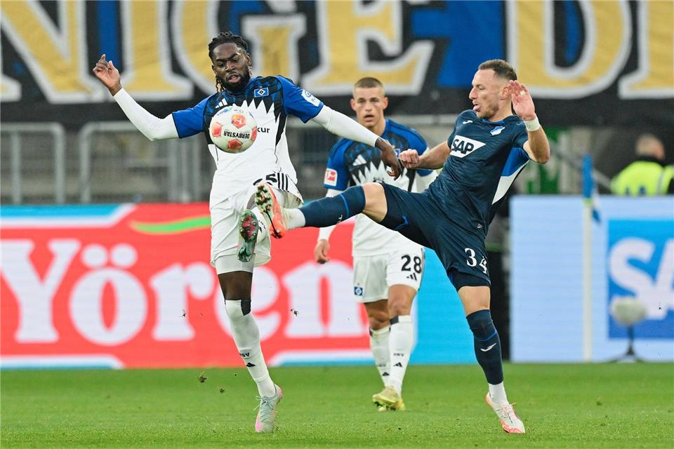 HSV-Profi Jordan Torunarigha (l.): harte Gegenwehr durch Hoffenheim und  Vladimir Coufal. Uwe Anspach/dpa