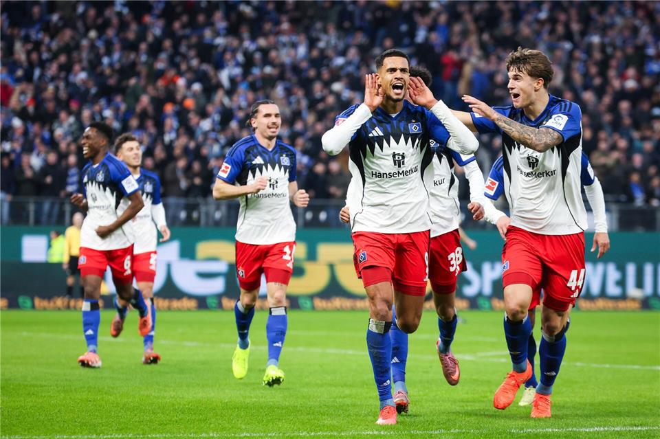 HSV-Profi Robert Glatzel (M) erzielte das 1:0 gegen Stuttgart.Christian Charisius/dpa