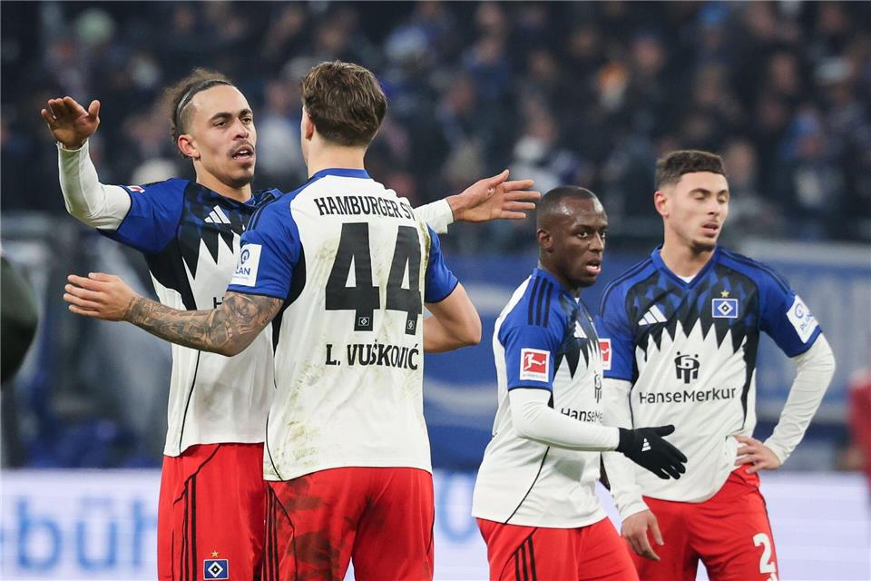 HSV-Profi Yussuf Poulsen (l) steht vor der Partie gegen seinen Ex-Club. (Archivbild)Christian Charisius/dpa