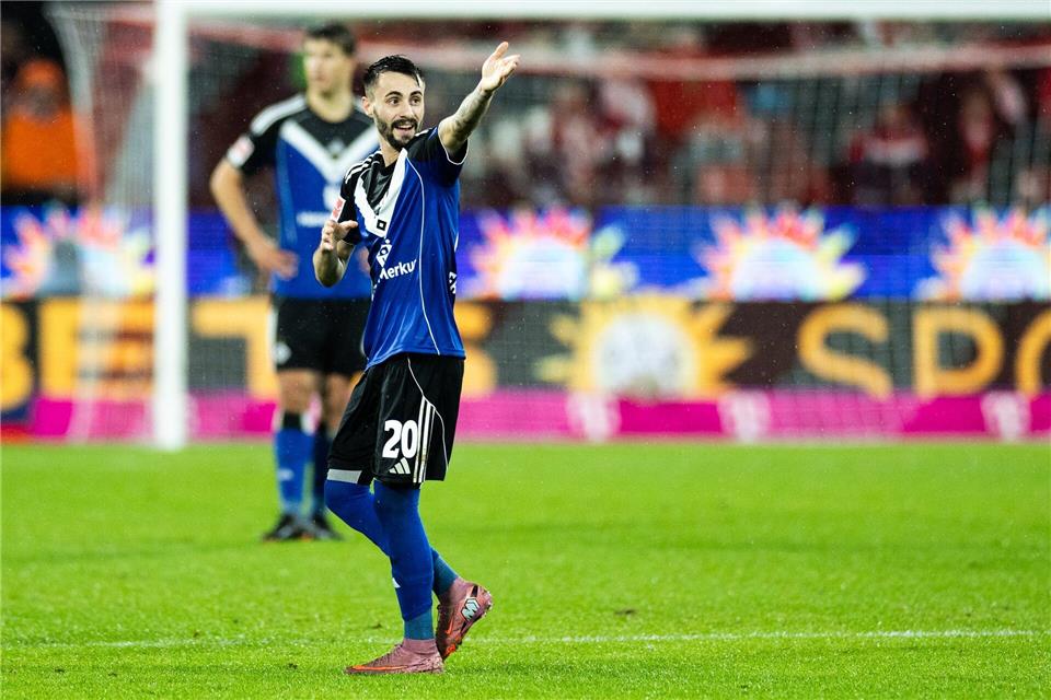 HSV-Profio Fabio Vieira zeterte ob seines Platzverweises.Rolf Vennenbernd/dpa