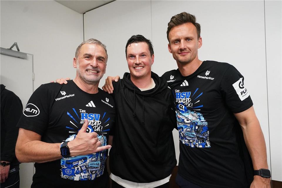 HSV-Sportvorstand Stefan Kuntz (l-r), Trainer Merlin Polzin und Sportdirektor Claus Costa feiern den Aufstieg in die 1. Bundesliga. Marcus Brandt/dpa