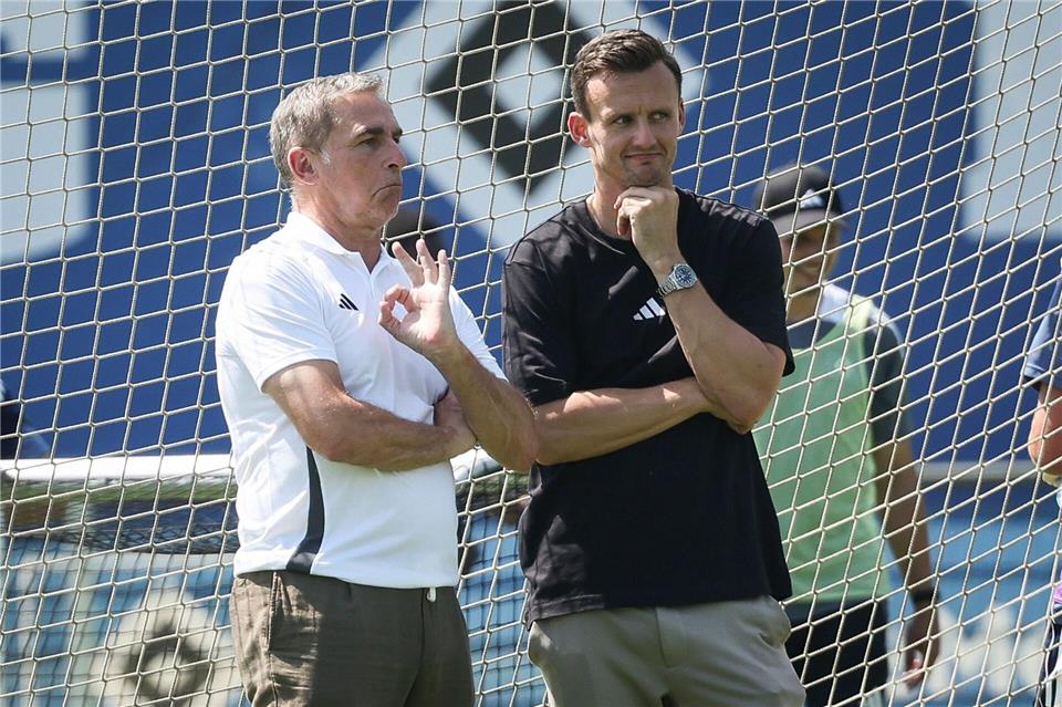 HSV-Sportvorstand Stefan Kuntz (l.) und Sportdirektor Claus Costa haben einen Transfer-Coup gelandet.Christian Charisius/dpa