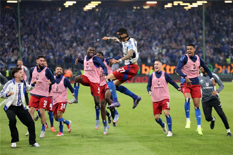 HSV-Stürmer Davie Selke (M) jubelt über sein Tor zum 3:1.Christian Charisius/dpa