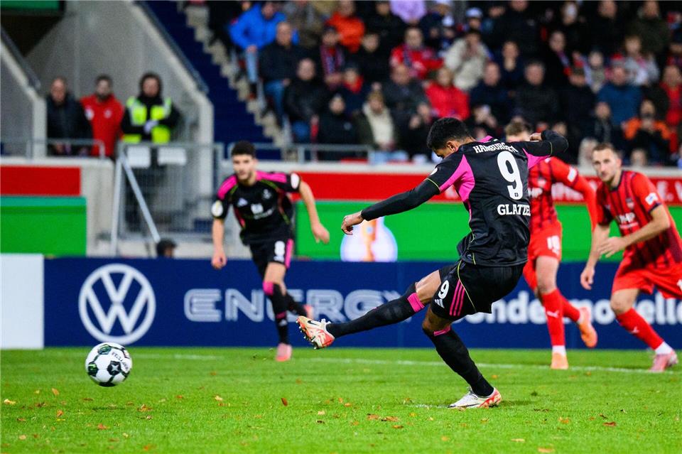 BVB gewinnt Krimi in Frankfurt - Wolfsburg und Augsburg raus  HSV-Stürmer Robert Glatzel sorgte mit seinem verwandelten Foulelfmeter für den Einzug ins Achtelfinale.Tom Weller/dpa