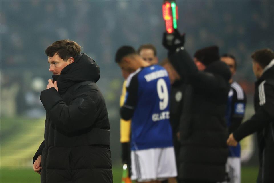 HSV-Trainer Merlin Polzin (l) reagiert bei der Einwechslung von Robert Glatzel im Derby beim FC St. Pauli. Christian Charisius/dpa