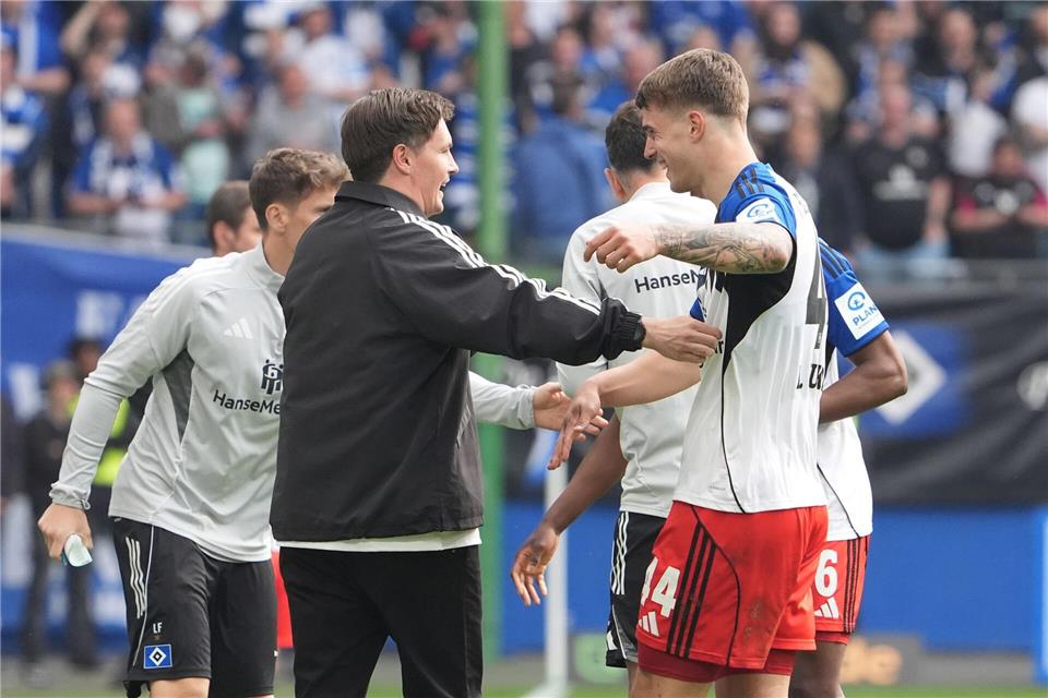 HSV-Trainer Merlin Polzin (l) wusste, was er an Luka Vuskovic hatte.  Marcus Brandt/dpa