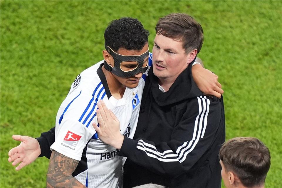 HSV-Trainer Merlin Polzin (r) gratuliert Davie Selke.Marcus Brandt/dpa