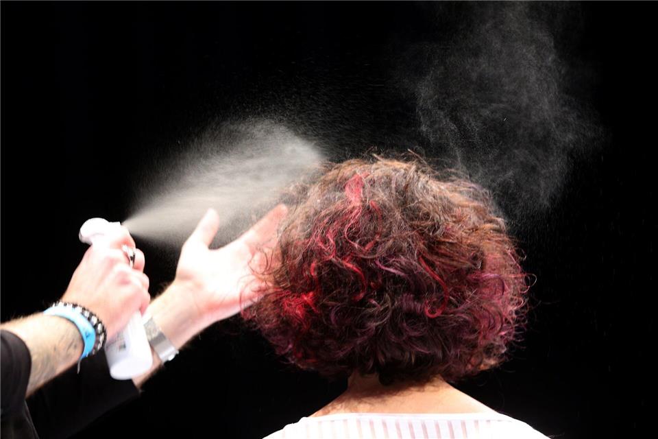 Haarspray für den Halt – und fürs Gewissen: „Öko-Test“ nimmt 29 Haarsprays unter die Lupe – Naturkosmetik wird durchweg als „sehr gut“ bewertet.picture alliance / dpa Themendienst