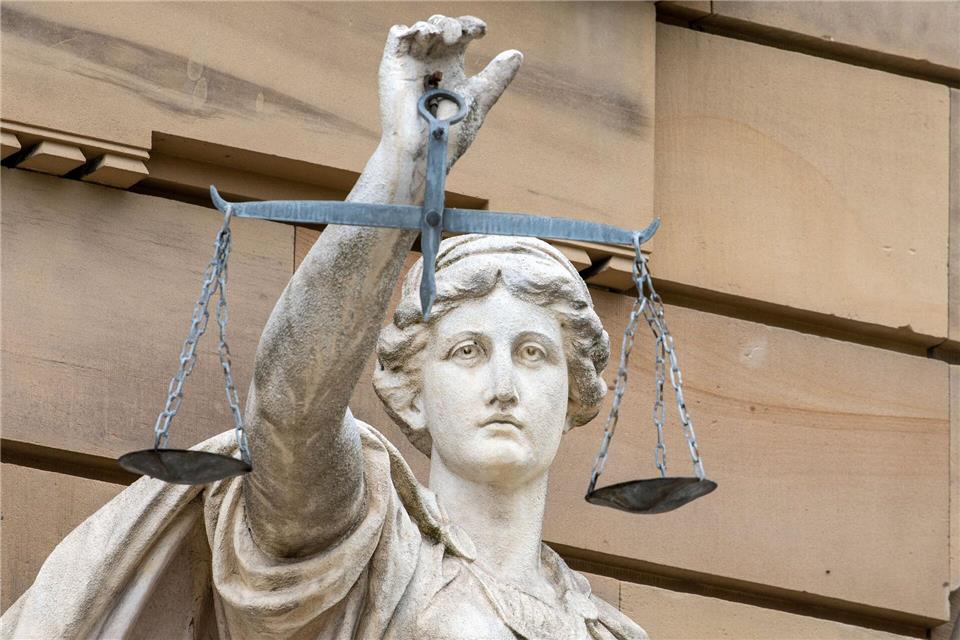Haben Betroffene das Recht, bei einer ärztlichen Begutachtung eine Vertrauensperson mitzunehmen? Ein Gericht entschied das nun.Stefan Puchner/dpa/dpa-tmn