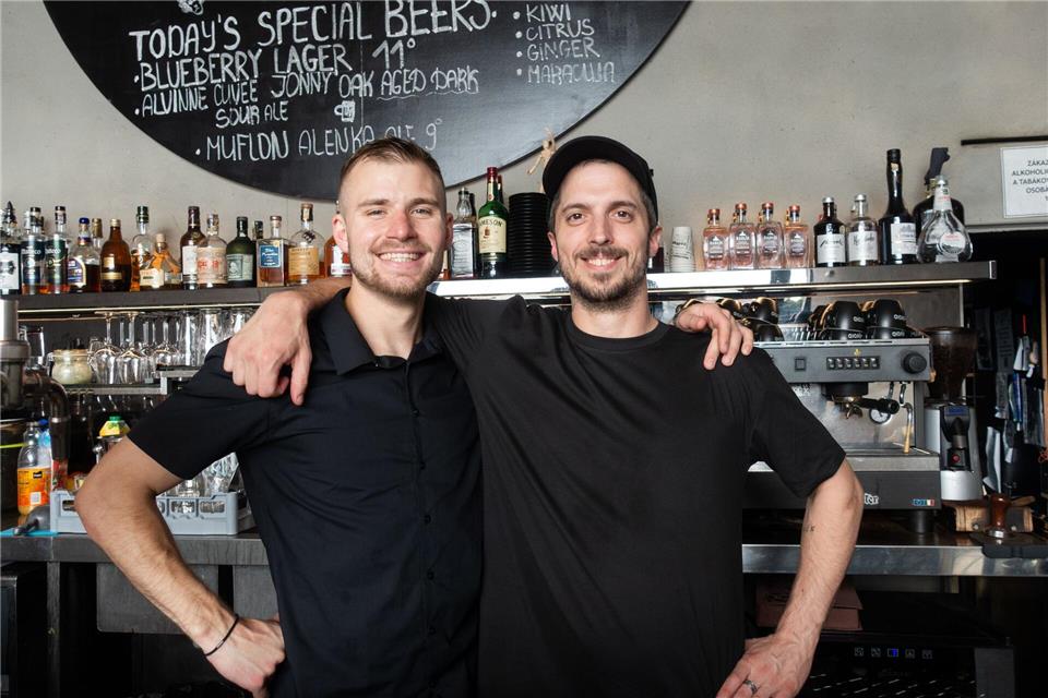 Haben Orlando Bloom bei einem Dreh für einen Bierwerbespot im „Avoid Café“ kennengelernt: Michael Kadlec (l) und Emil Obsluha.Andreas Drouve/dpa-tmn