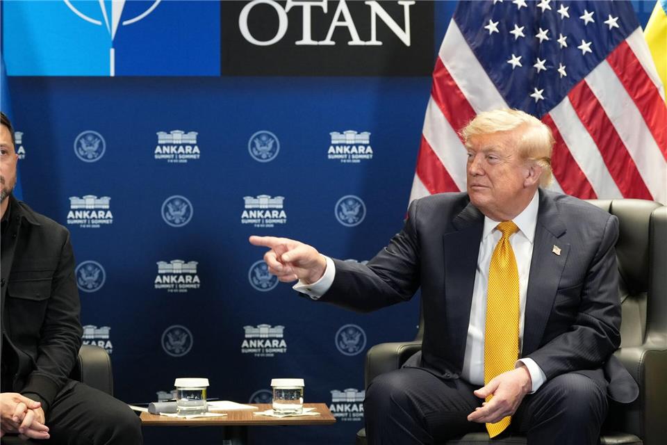 „Haben Sie eine Frage für Präsident Putin?“ An einer Stelle des Auftritts zeigte Trump bei dieser Frage auf Selenskyj.Alex Brandon/AP/dpa
