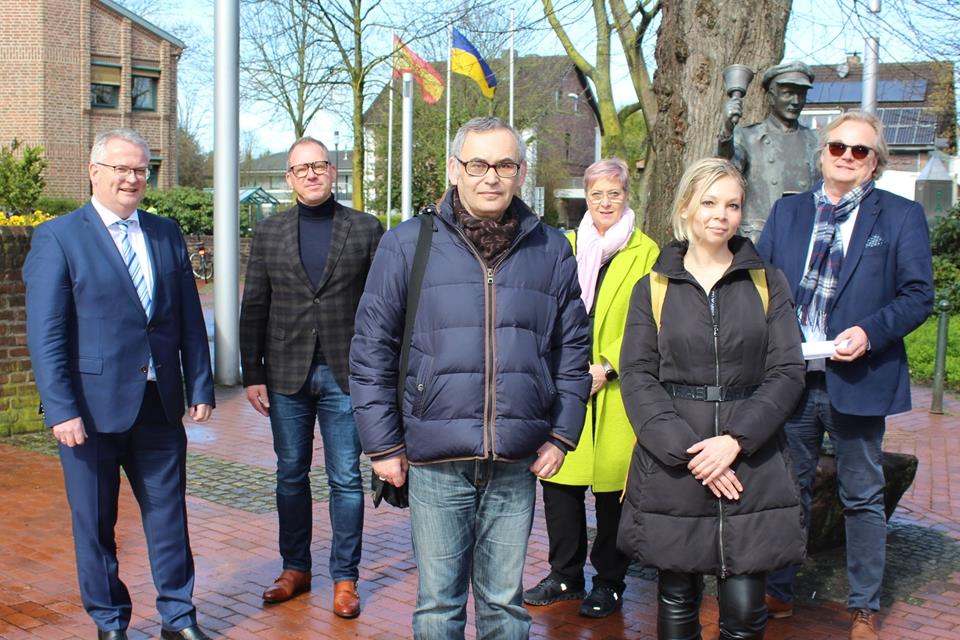 Haben das Programm der Musiklandschaft vorgestellt (v. l.): Bürgermeister Martin Tesing, Nobert Lüssem (Westenergie), Orchester-Manager Igor Rosow, Diana Brömmel (Ortsmarketing), Solistin Mariia Kostina und Intendant Dirk Klapsing.