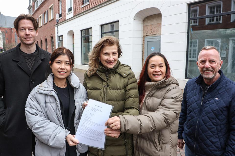 Haben den Mietvertrag frisch unterzeichnet: (von links) Christoph und Huyen Rottbeck, Birgit Hengstermann sowie Huong und Karl Helfferich.