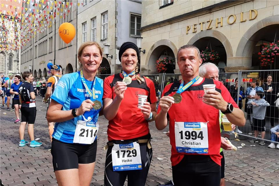 Haben den Münster-Marathon 2019 erfolgreich beendet: Christa Langela (von links), Heike Markewitz und Christian Schunicht vom Lauftreff.