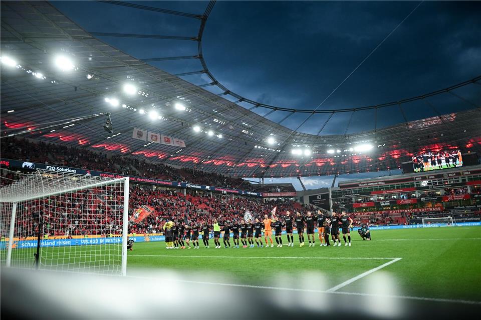 Haben die Qualifikation für die Champions League in der eigenen Hand: Die Profis von Bayer Leverkusen.Fabian Strauch/dpa